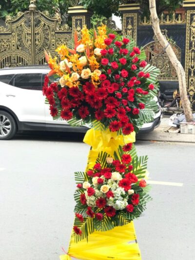 Kệ hoa chúc mừng đa dạng màu sắc, hoàn hảo cho dịp kỷ niệm, sự kiện quan trọng, mang thông điệp ấm áp và thành công.