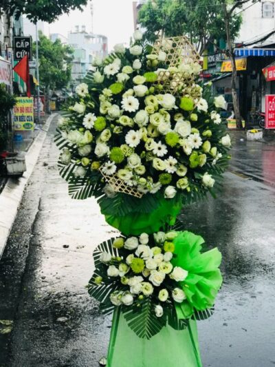 Kệ Hoa Chúc Mừng cao cấp, phong cách và đa dạng màu sắc, tuyệt vời để biểu đạt lời chúc thành công, thích hợp cho mọi sự kiện quan trọng.