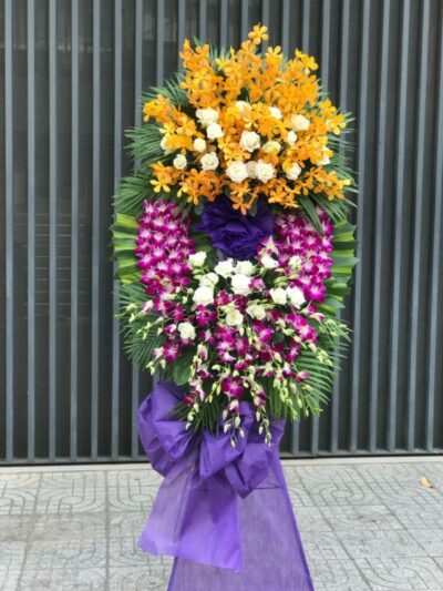 Vòng hoa chia buồn nhã nhặn và trang trọng, màu sắc dịu nhẹ, thể hiện tình cảm và lòng tiếc thương.