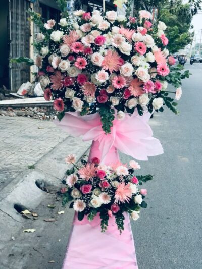 Kệ hoa tươi thắm với sắc màu rực rỡ, thích hợp để chúc mừng thành công và niềm vui, tạo ấn tượng khó quên.