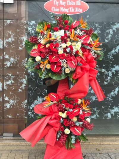 Kệ hoa chúc mừng cao cấp, trang trí phong phú với đa dạng hoa và màu sắc.