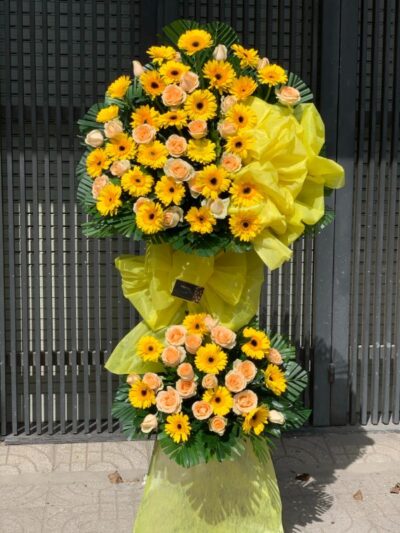 Kệ hoa khai trương sặc sỡ, biểu tượng của may mắn và thành công cho sự kiện quan trọng.