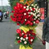 Kệ Hoa chúc mừng màu sắc rực rỡ, trang trí lộng lẫy cho sự kiện đặc biệt.