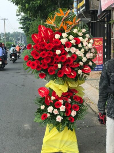 Kệ Hoa chúc mừng màu sắc rực rỡ, trang trí lộng lẫy cho sự kiện đặc biệt.