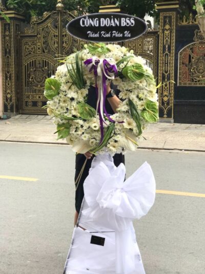 Vòng Hoa Chia Buồn - Tinh tế và Trang nhã, Thể hiện lòng Thương tiếc và Sự kính trọng, Dành cho những Giây phút Tiễn biệt.