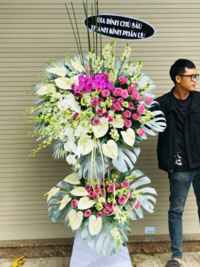 Vòng hoa chia buồn đượm nét trang nghiêm, thể hiện lòng tiếc thương và tôn kính.