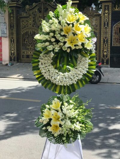 Vòng hoa chia buồn, thiết kế trang nhã và tinh tế, biểu đạt lòng thương tiếc sâu sắc, phù hợp cho lễ tang và tưởng niệm.