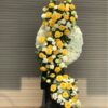 Vòng hoa chia buồn thanh lịch, màu sắc nhã nhặn, thể hiện sự tôn trọng và lòng thương tiếc sâu sắc, dành cho lễ tưởng niệm.