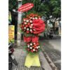 Kệ hoa chúc mừng rực rỡ và sang trọng, thích hợp cho mọi dịp kỷ niệm và sự kiện đặc biệt.