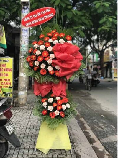 Kệ hoa chúc mừng rực rỡ và sang trọng, thích hợp cho mọi dịp kỷ niệm và sự kiện đặc biệt.