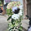 Vòng hoa chia buồn màu trắng thanh khiết, biểu thị lòng tôn trọng và sự tiếc thương sâu sắc.