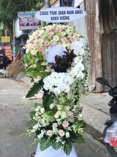 Vòng hoa chia buồn màu trắng thanh khiết, biểu thị lòng tôn trọng và sự tiếc thương sâu sắc.
