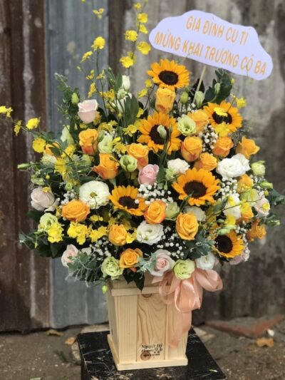 Giỏ hoa khai trương rực rỡ và nổi bật, tượng trưng cho sự thịnh vượng và khởi đầu mới.