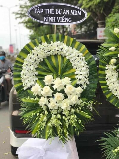 Vòng hoa chia buồn tinh tế, mang thông điệp sâu lắng của lòng tiếc thương và sự an ủi.