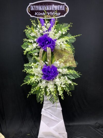 Vòng hoa chia buồn màu trắng thanh lịch, thể hiện lòng tôn kính và sự tiếc thương.