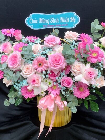 Giỏ hoa sinh nhật đa dạng màu sắc, tươi thắm với nhiều loại hoa hấp dẫn.