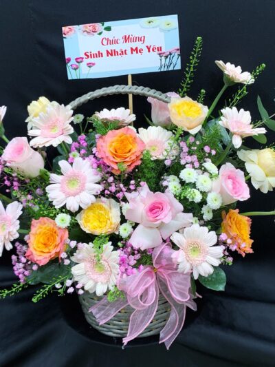 Giỏ hoa sinh nhật đa dạng màu sắc, tươi thắm với nhiều loại hoa hấp dẫn.