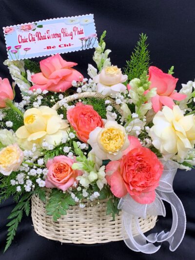Giỏ hoa sinh nhật với sắc hồng và trắng dịu dàng, thể hiện tình cảm nhẹ nhàng và quý phái.