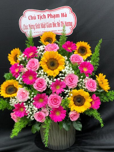 Giỏ hoa chúc mừng, sắc vàng và hồng: Sự kết hợp tinh tế của hoa tươi, màu sắc ấm áp, làm nổi bật niềm vui và may mắn trong dịp đặc biệt.