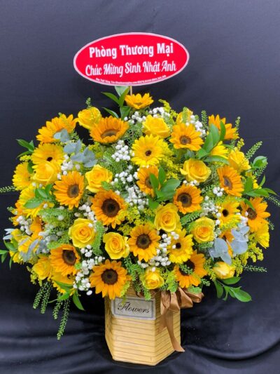 Lẵng hoa sinh nhật: Sự trang nhã của lẵng hoa, kết hợp màu sắc tươi tắn, là món quà thanh lịch và ý nghĩa để chúc mừng ngày kỷ niệm