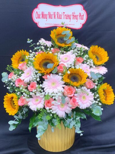 Giỏ hoa sinh nhật, sự kết hợp hoàn hảo của các loài hoa tươi thắm, mang lại niềm vui và sự ấm áp cho ngày đặc biệt.