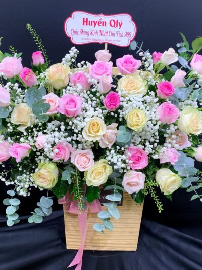 Giỏ hoa tình yêu, sắp xếp tinh tế với sắc màu rực rỡ, lý tưởng để thể hiện tình cảm chân thành và sâu đậm.