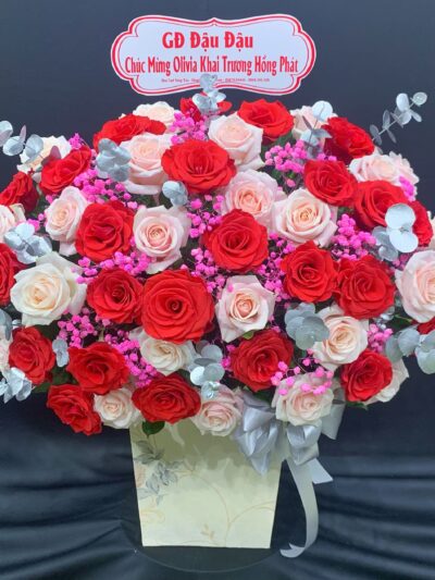 Giỏ hoa khai trương phong phú và sáng tạo, mang ý nghĩa của may mắn và thành công cho doanh nghiệp.