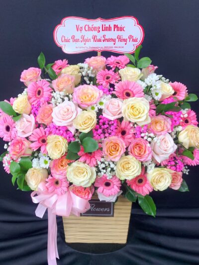 Giỏ hoa tình yêu đầy màu sắc và lãng mạn, biểu tượng của tình cảm sâu đậm, hoàn hảo cho những dịp đặc biệt và lãng mạn.