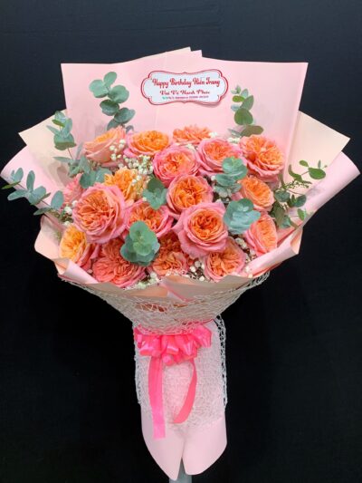 Bó hoa sinh nhật lôi cuốn với thiết kế độc đáo, màu sắc phong phú, tạo ấn tượng ngọt ngào và ấm áp.