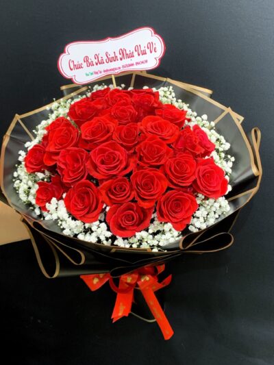 Bó hoa sinh nhật đẹp cho nữ rực rỡ và nữ tính với những đóa hoa hồng.