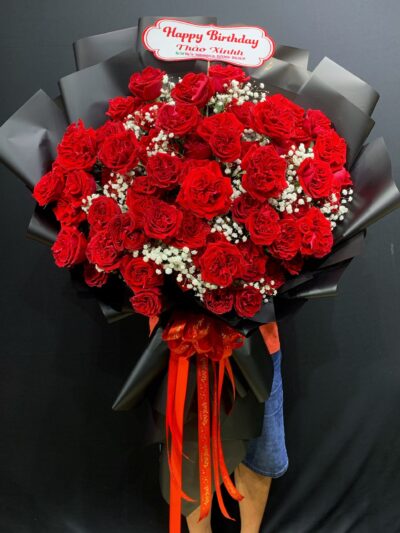 Bó hoa tình yêu lãng mạn với sắc đỏ, biểu tượng sâu sắc của tình yêu và đam mê, dành cho người yêu.