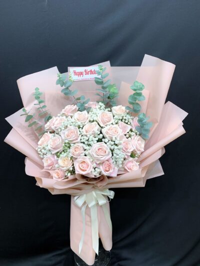 Bó hoa sinh nhật đầy màu sắc và sức sống, tạo ấn tượng đẹp và thể hiện lời chúc mừng tốt lành.