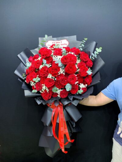 Hoa Valentine màu đỏ rực rỡ, biểu tượng của tình yêu đam mê và sâu đậm, lý tưởng cho ngày 14/2.