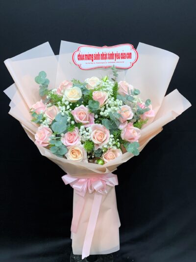 Bó hoa sinh nhật nữ tính và duyên dáng, với sắc màu tươi sáng và phong cách thanh lịch.