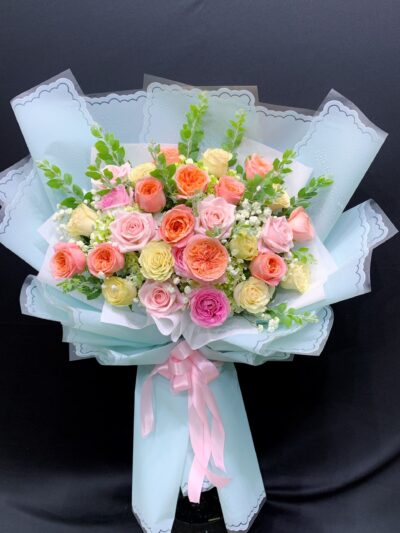 Bó hoa Valentine 14/2 quyến rũ và độc đáo, tạo nên không khí lãng mạn cho ngày tình yêu.