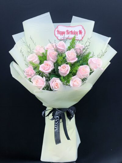 Bó hoa sinh nhật cho sếp, thiết kế tinh tế và sang trọng, thể hiện sự tôn trọng và chúc mừng.