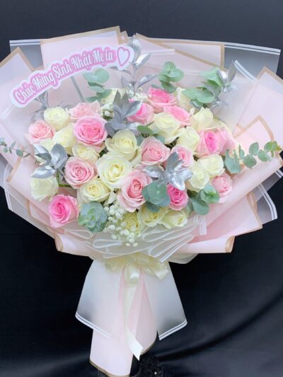 Bó hoa 20/11 đẹp: Kết hợp tinh tế của hoa tươi và màu sắc trang nhã, là món quà ý nghĩa để tưởng nhớ và tri ân trong ngày Nhà giáo Việt Nam.