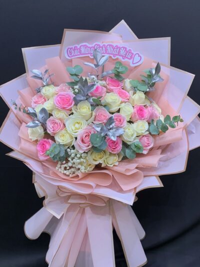 Bó hoa tình yêu: Kết hợp tinh tế giữa hoa tươi và sắc hồng, là biểu tượng lãng mạn và ý nghĩa trong mỗi nét đẹp của tình cảm.