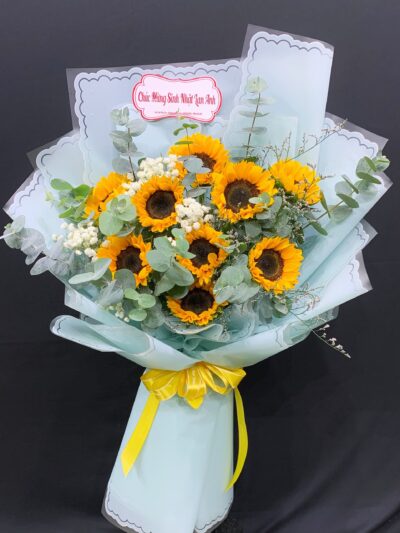 Bó hoa sinh nhật cho nam đẹp và mạnh mẽ, kết hợp hoa cắt cành và lá xanh