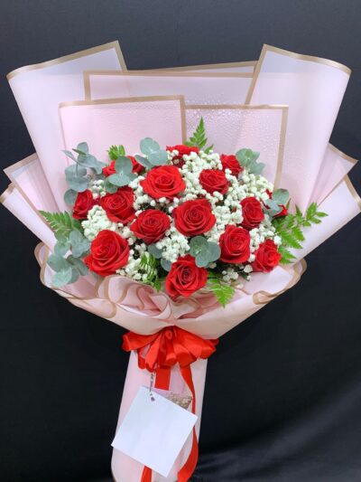 Bó hoa sinh nhật đẹp cho nam: Sự kết hợp tinh tế của hoa tươi và màu sắc cuốn hút, tạo nên món quà lý tưởng để chúc mừng ngày đặc biệt của bạn trai