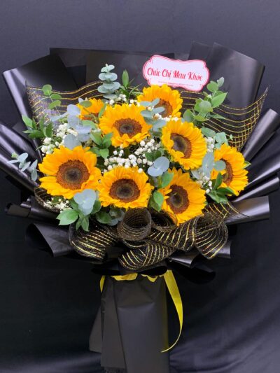 Bó hoa sinh nhật đẹp cho nữ, sắc màu tươi sáng, phong cách thanh lịch, biểu tượng của tình yêu và sự quan tâm, hoàn hảo cho món quà đặc biệt.