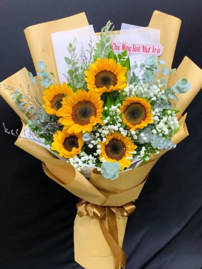 Bó hoa sinh nhật đầy màu sắc và sức sống, biểu tượng cho niềm vui và hạnh phúc