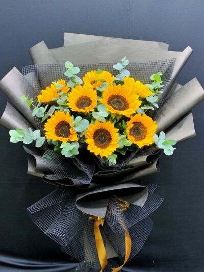 Bó hoa sinh nhật màu vàng tươi sáng, biểu tượng của hạnh phúc và sự tươi vui, lý tưởng cho ngày kỷ niệm.