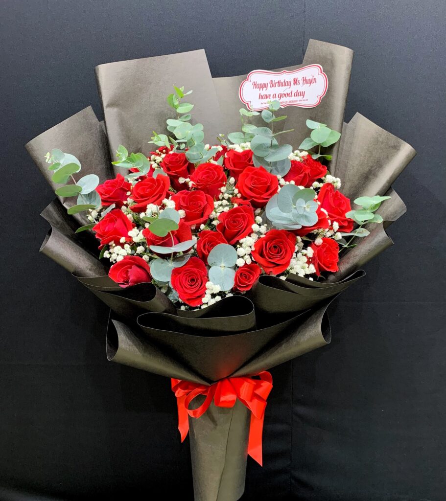 Bó hoa sinh nhật đẹp cho nam: Kết hợp sự nam tính của hoa và màu sắc trang nhã, là món quà tinh tế để chúc mừng ngày đặc biệt của anh.