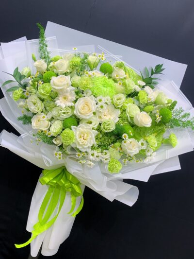 Bó hoa sinh nhật cho sếp ấn tượng và sang trọng, biểu thị sự tôn trọng và ngưỡng mộ.