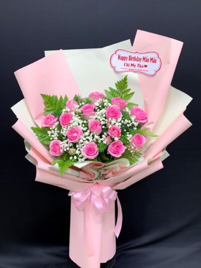 Bó hoa sinh nhật màu hồng rạng rỡ, biểu tượng của sự ngọt ngào và tình cảm, hoàn hảo cho ngày đặc biệt.