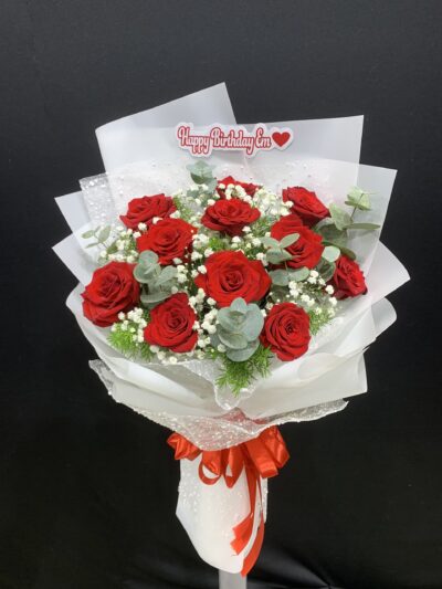 Bó hoa sinh nhật: Sự hòa quyện tinh tế của hoa tươi, tạo nên một món quà đẹp và ý nghĩa để chúc mừng ngày kỷ niệm đặc biệt.