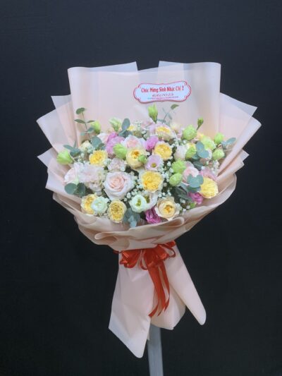 Bó hoa sinh nhật cho nam phong cách và mạnh mẽ, hoàn hảo cho một ngày kỷ niệm đặc biệt.