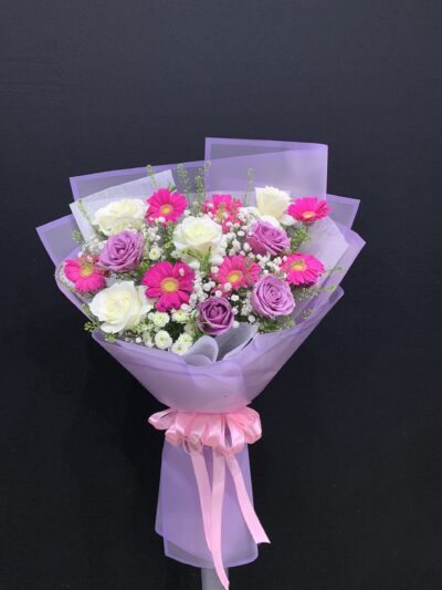 Bó Hoa Sinh Nhật đầy màu sắc, thiết kế độc đáo và tươi tắn, hoàn hảo để gửi lời chúc mừng sinh nhật đầy ý nghĩa và tình cảm.