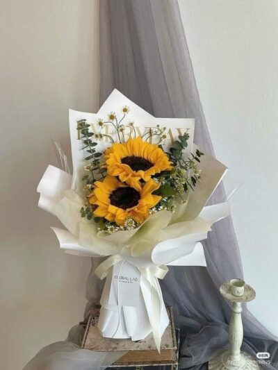 Bó hoa hội nghị màu vàng sang trọng, tạo không gian chuyên nghiệp và tươi sáng cho sự kiện.